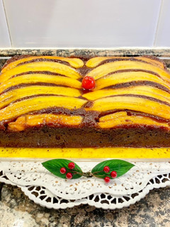 Una foto de Pastel de chocolate con plátano caramelizado