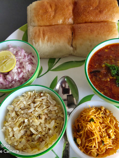 मिसळपाव (misal pav recipe in marathi) रेसिपी चे मुख्य फोटो