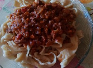 Una foto de Fideos caseros con salsa boloñesa 😁🤤