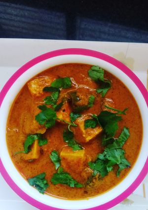 A picture of Paneer makhana curry.