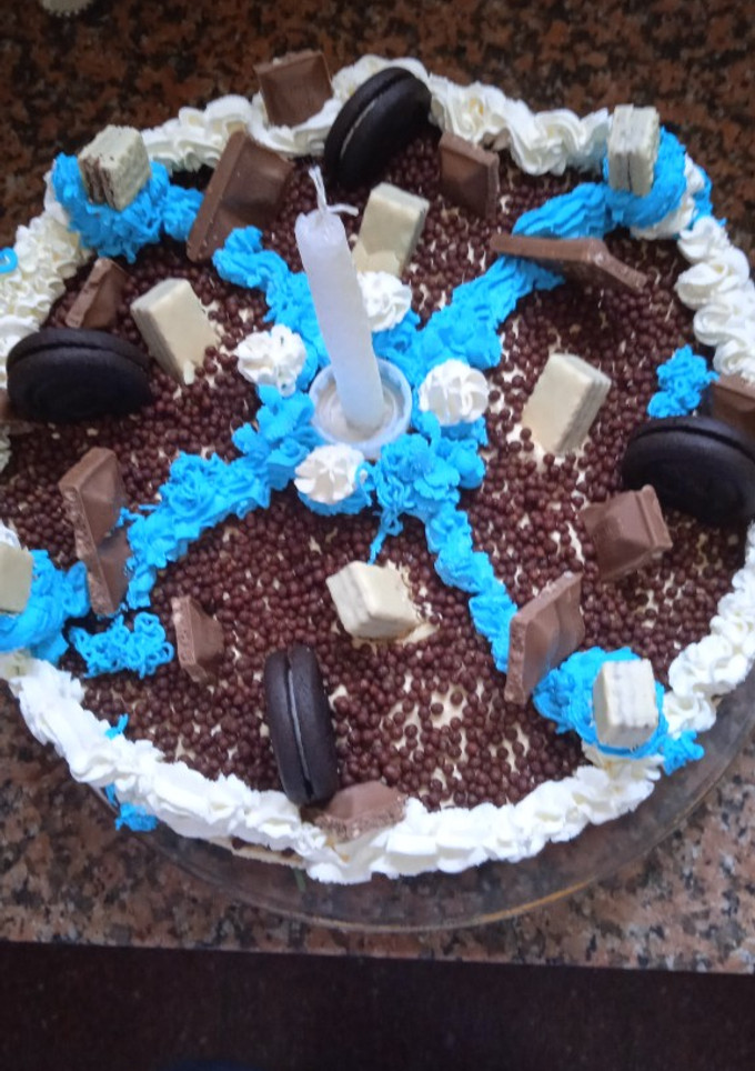 Una foto de CHOCO TORTA DE MI CUMPLE💙💛🤍💜💚🧡🎂🍄🎉🐞💋✨🎊☘️🐞🎉💚🧡💜♥️