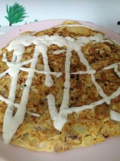 Una foto de Tortilla de papas, cebolla y queso