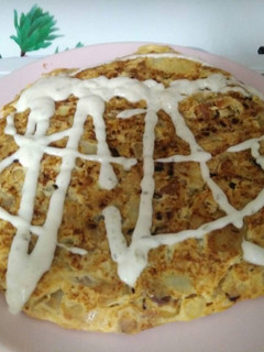 Una foto de Tortilla de papas, cebolla y queso