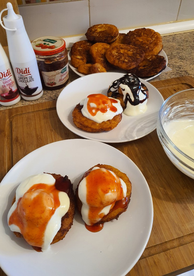 Una foto de Papanasi (Donas de queso dulce)