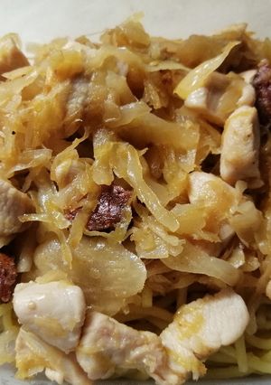 Kolbászos csirkés párolt savanyúkáposzta spagettivel recept fotója
