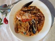 Una foto de cazuela de mariscos