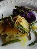 Bacalhau assado com puré de batata-doce roxa e espargos salteados