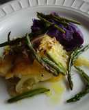 Bacalhau assado com puré de batata-doce roxa e espargos salteados