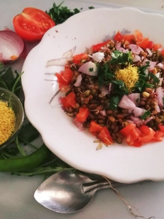 चटकदार मूग - मटकी भेळ (moong matki bhel recipe in marathi) रेसिपी चे मुख्य फोटो