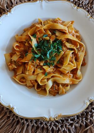 Zdjęcie przepisu Makaron tagliatelle z indykiem i warzywami.