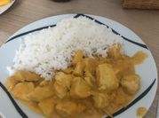 Una foto de pollo al curry con manzana