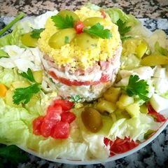 A picture of Egg mimosa salad with vegetables, tuna👍😝😝.
