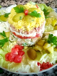 A picture of Egg mimosa salad with vegetables, tuna👍😝😝.