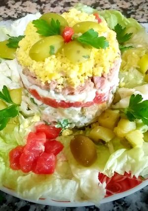 A picture of Egg mimosa salad with vegetables, tuna👍😝😝.