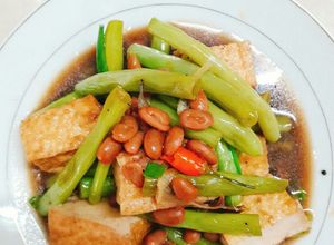 Hình của món Tàu hủ đậu tây kho tương hột (món chay).