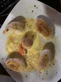 Vieiras y huevas en salsa de mantequilla