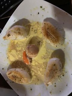 Una foto de Vieiras y huevas en salsa de mantequilla