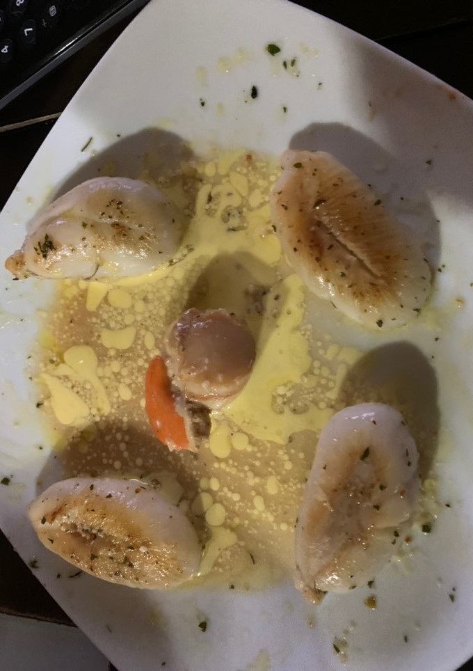 Una foto de Vieiras y huevas en salsa de mantequilla