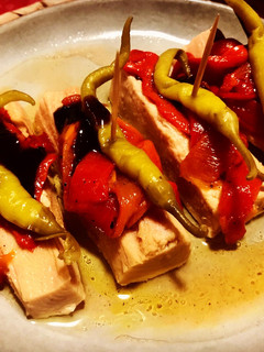 Una foto de Pintxos de bonito del norte en escabeche para navidad 🎄
