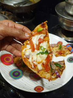 रोटी पिज़्ज़ा (roti pizza recipe in hindi) रेसिपी मुख्य फोटो