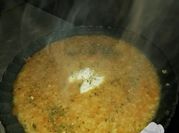 Una foto de sopa de zapallo con caldo