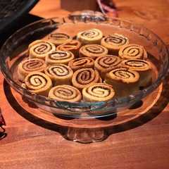 Una foto de Cinnamon rolls veganos
