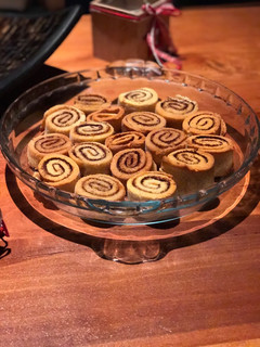 Una foto de Cinnamon rolls veganos
