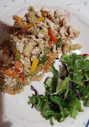Una foto de Rotini con pavo y pimiento