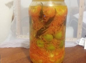 صورة لوصفة مخلل زيتون تفاحي بالليمون