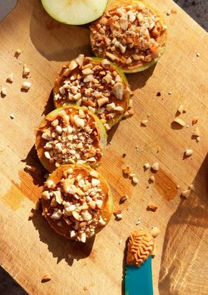 A picture of Apples with peanut butter.