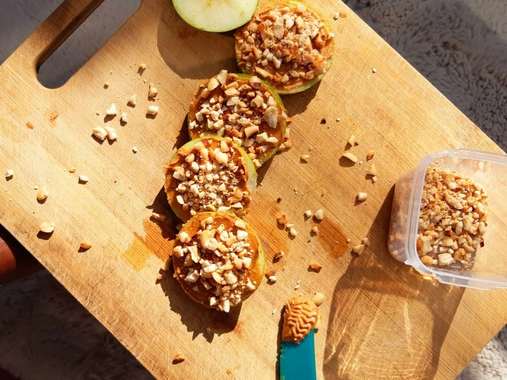 Recipe Apples with peanut butter the So Delicious You can take Joss in your mouth