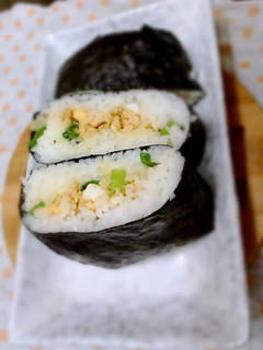 日本超人氣~三分鐘不用捏的飯糰 的食譜成品照片