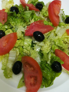 صورة لوصفة سلاطة خضراء و طماطم 🥗: