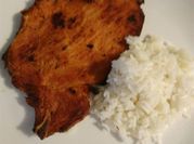 Una foto de chuleta de cerdo ahumadas con mostaza