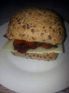 Una foto de Bocadillo de salchicha y chorizo con mermelada #tapas