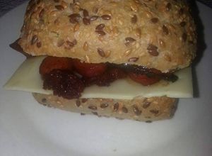 Una foto de Bocadillo de salchicha y chorizo con mermelada #tapas