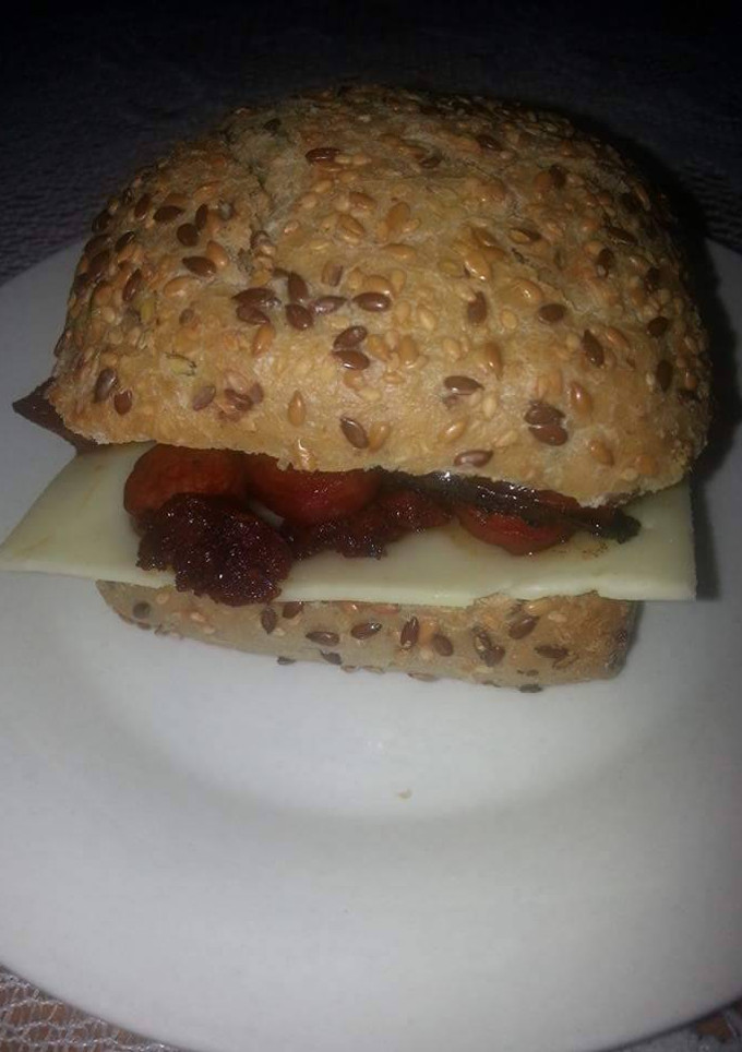 Una foto de Bocadillo de salchicha y chorizo con mermelada #tapas