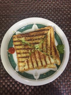 વેજ. ચીઝ ગ્રીલ સેન્ડવીચ (Veg. Cheese Grill Sandwich Recipe In Gujarati) રેસીપી મુખ્ય ફોટો