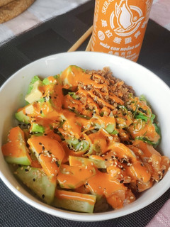 Una foto de Poke bowl de salmón marinado