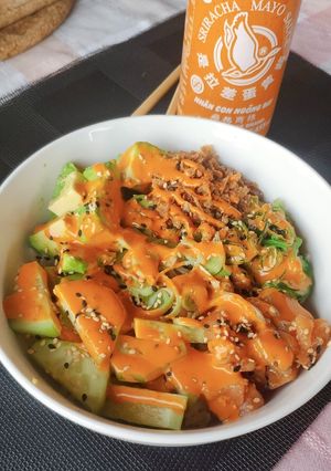 Una foto de Poke bowl de salmón marinado