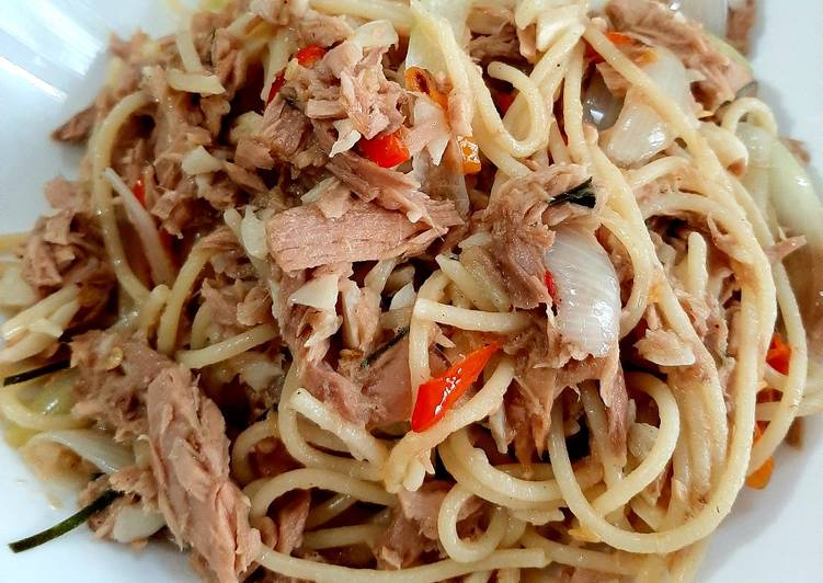 Bagaimana Menyiapkan Spagheti tuna simple, Enak