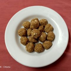 A picture of Oats Ladoo.