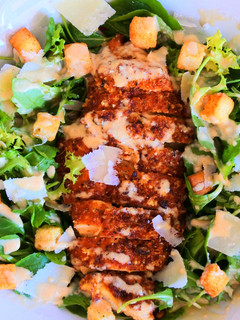 Una foto de Ensalada César con pollo 🥗 🧀