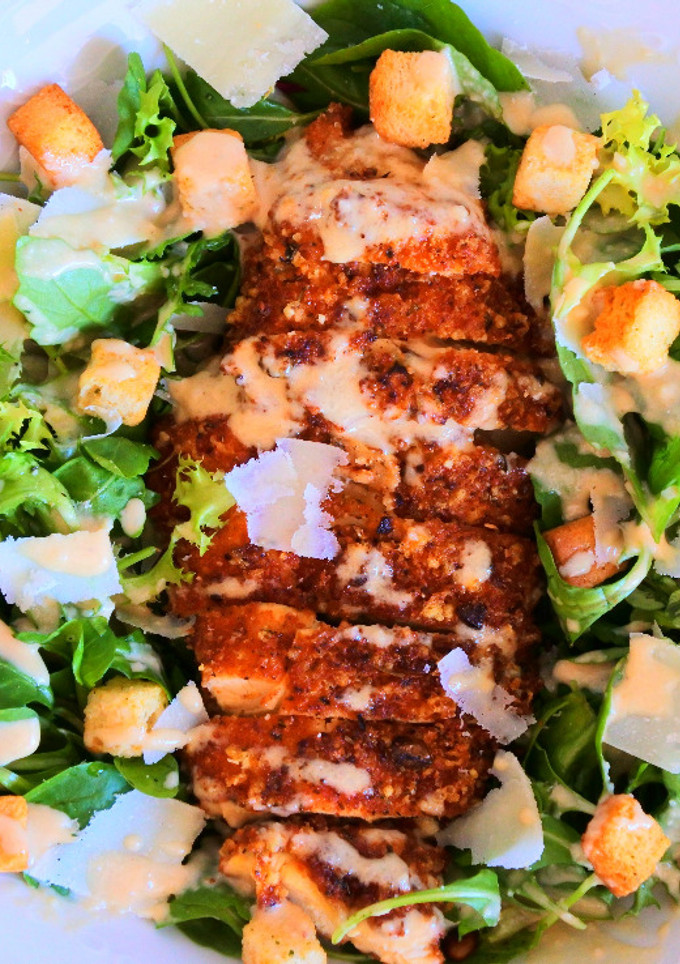 Una foto de Ensalada César con pollo 🥗 🧀