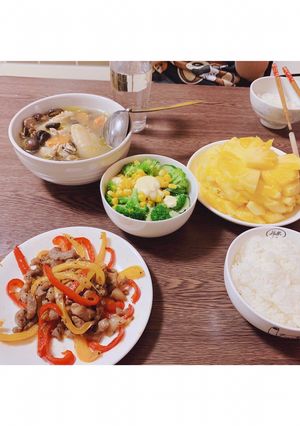 Hình của món Thịt bò xào ớt chuôngCanh gà nấm.