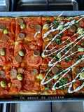 Pizza carrée, sauce tomate oignon 🍕
