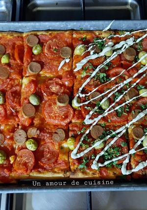 Une photo de Pizza carrée, sauce tomate oignon 🍕