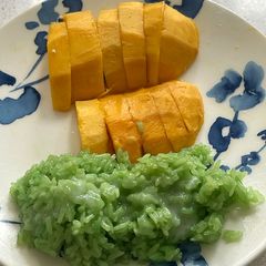 A picture of ข้าวเหนียวมะม่วง Mango Sticky pandan rice.