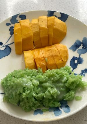 A picture of ข้าวเหนียวมะม่วง Mango Sticky pandan rice.