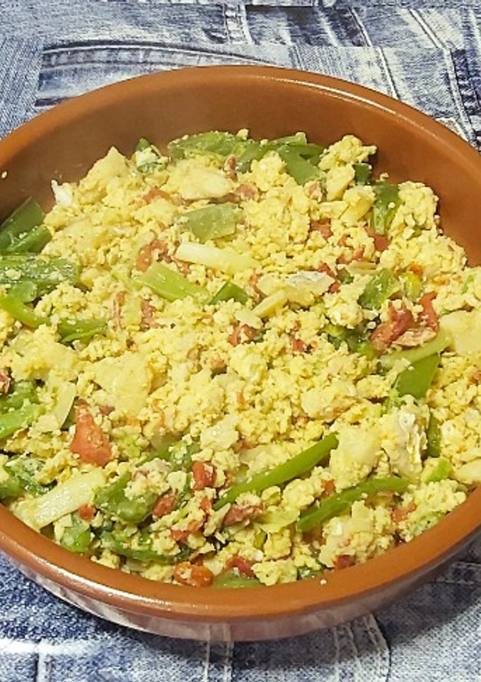 Una foto de Revuelto de bacalao y pimientos